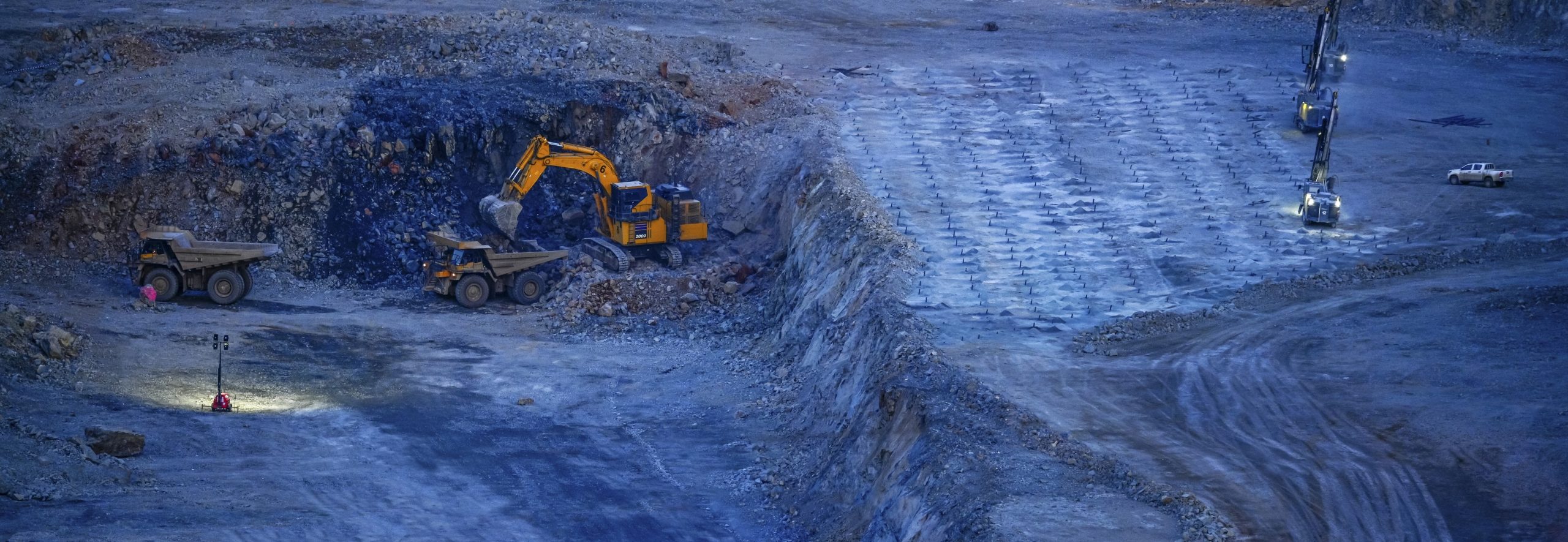 Heavy mining trucks navigate the winding terraced road of a deep pit mine, with exposed mineral strata visible SSUCv3H4sIAAAAAAAACpyS227DIAyG7yftHSKuGymMsB5epdqFA06DSqEC0mmq+u7jkETsdnfxZ/u3f5zn+1vTkAG8EuTUPFMUY6X17IODoKyJuNst3KGR6GrycOyzqwGoOkKpgnUKdA0HCGIycMMIzax1wq+cJD5AmD36tMuCBAS8RI0CN4my8LnEzZrIydgRU4TsKubnIbMVFfF/dZaPr83wBY34yQtXRhxqhGLkXErJ9Tugu9XWYJbKVq4eVoBOBaxSAnUHB3/67k4JZS4VsWHKd1mVhJ1NcGmrzQzR1t5h0OnVxzgGVz6B97FcrryaLeJfYG/VHGND9rSoEhmPk0LKGKe854eeUtbTrtsvBeWgk4o6eZ1VKMbiqmTtSqUNCJOSjuMHb4fjEdqe96wFRkXLETq+x0PP9sd4i9cvAAAA//8DAKS1tl+5AgAA